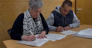 L’Ajuntament de Sant Quirze del Vallès i la representació dels marxants del mercat ambulant de Can Torras signen un acord per a la renovació de les parades